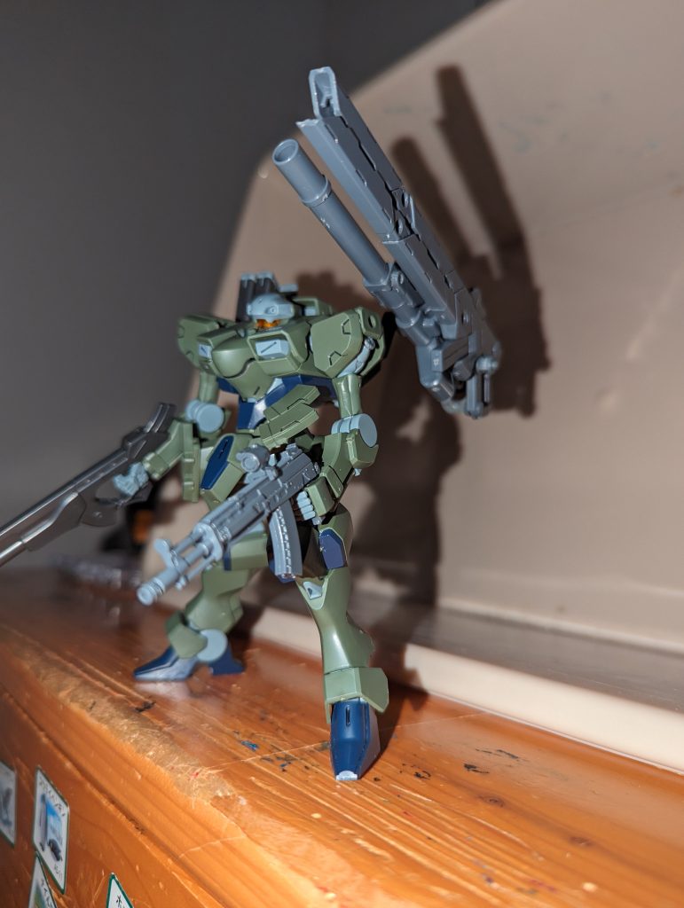 対特殊兵器用大型規格外複合砲　カルニフェクスレールキャノンとグレネードランチャーの複合兵装高威力高負荷を体現した性能であり、使用には備え付けのジェネレーターを使用しなければならない。また、対特殊兵器と銘打っているが、ガンドアーム搭載のMSに対抗するために造られたといっても過言ではない。また、本機の初期計画では核弾頭を搭載する案も存在していた。