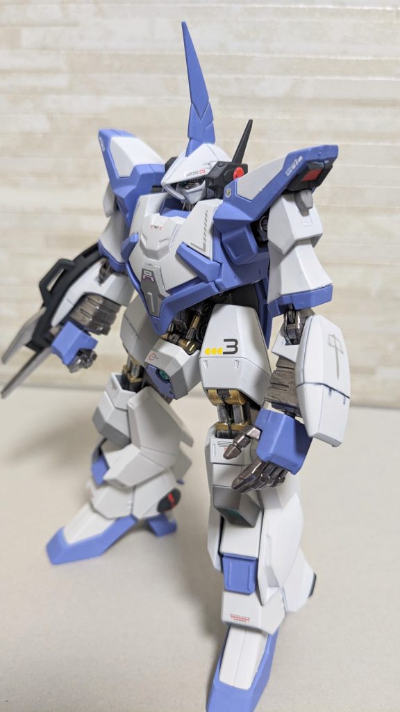 カラーリングはMr.カラーのキャラクターホワイト、ガイアノーツ使用はミリオンブルー、ライトグレーⅢ、ローズブライトレッドの3色。ガンダムマーカーでガンメタリック、メタグリーン、メッキシルバー、イエローゴールドにファントムグレーです。