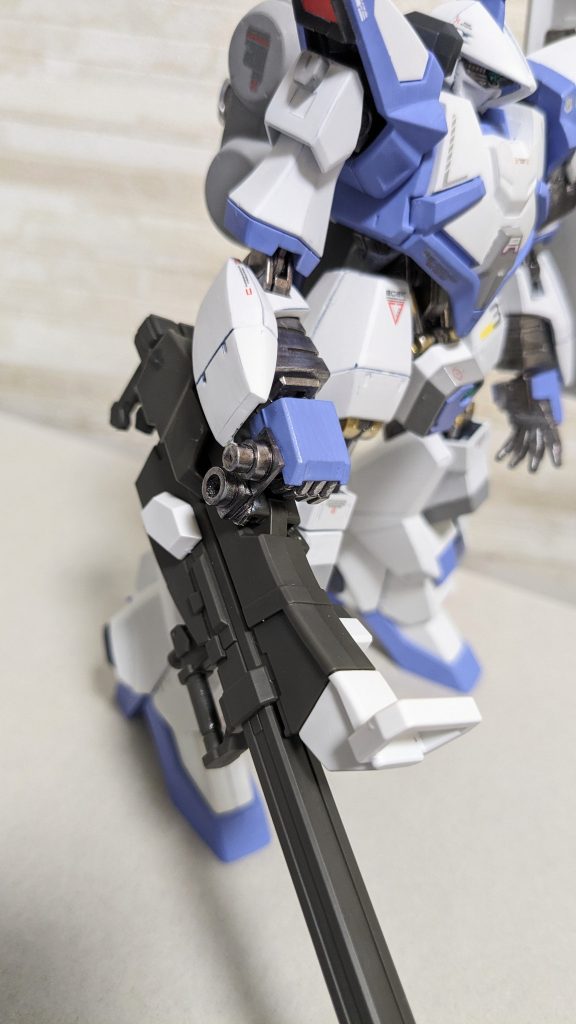 ライフルの持ち手も余剰パーツ等を組み合わせてしっかり持てるようにと試行錯誤しました。