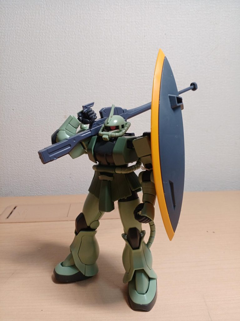 アサルト仕様です。今回は残党仕様のザクということを配慮したので、ジオンぽいパーツを取り付けました。残党軍のモビルスーツが、マニアックすぎる件について会議を開きたいレベルですw