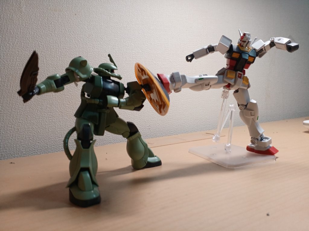 シェード「こいつ!あの時の!」ジャックス「懐かしい機体に乗ってるな!あんたは俺の兄だとよ...!」シェード•マークスマン年齢:37才(U.C.90)性別:男趣味:自然管理地球にいた弟のジャックスとは共には暮らさず、ジオンで暮らしていた。しかし、戦争が開戦し、離ればなれとなってしまい軍人になることを決意!