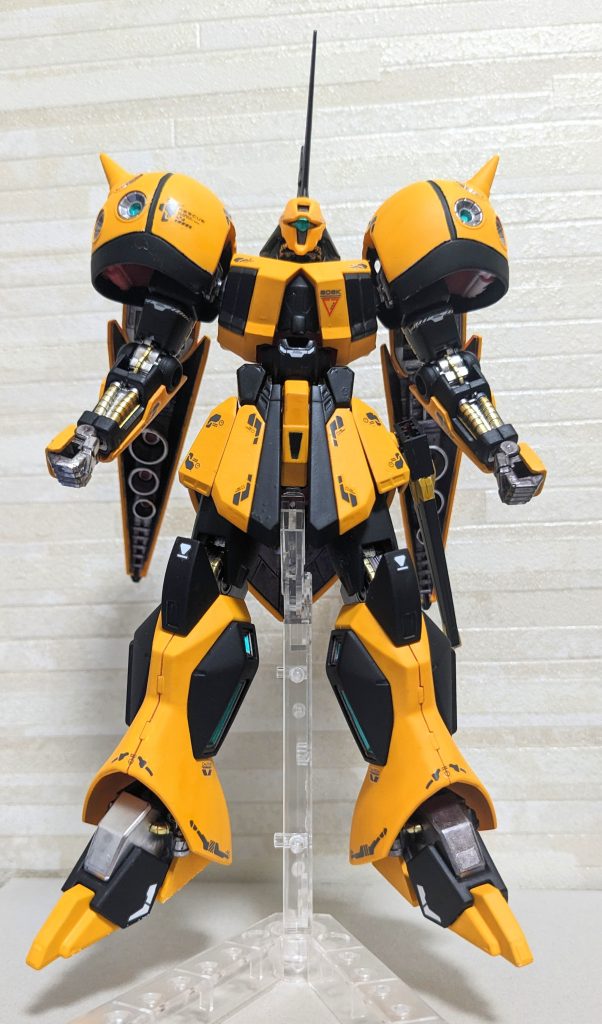 色はガイアのマンダリンイエロー、フラットブラック、ガンダムマーカーでイエローゴールド、ガンメタル、メタグリーンを使用しました。