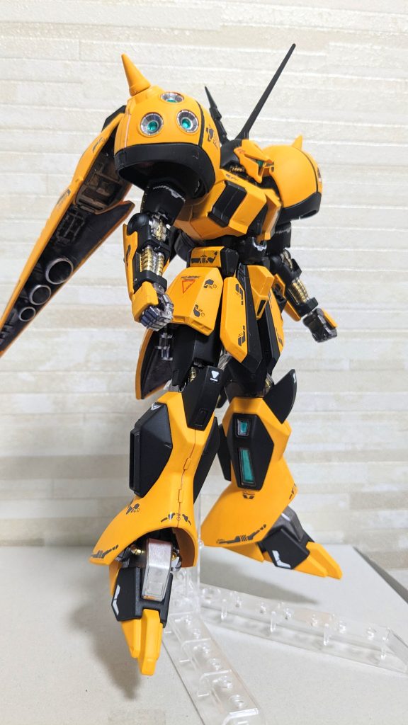 シールドのイメージがなかったのでバーニアとして使いたいと思いコトブキヤのパーツを、推進力マシマシなイメージです。