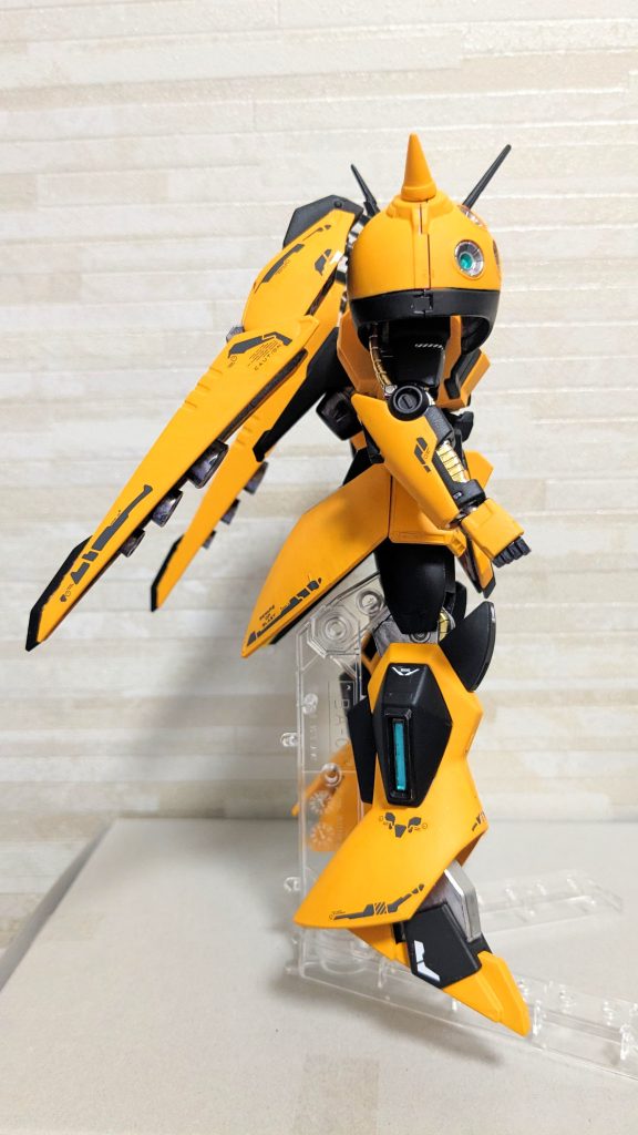 横から見るとシールドの位置を変えたのが分かりやすいですかね、通常は真下に垂れ下がってるイメージです。斜め上にピンバイスで穴をあけ調整しました。