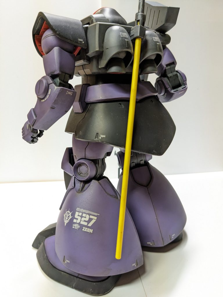 デカールはジオノグラフィを参考にしてみました。スカート後方はデカール貼りに失敗した為に何も無い状態に…