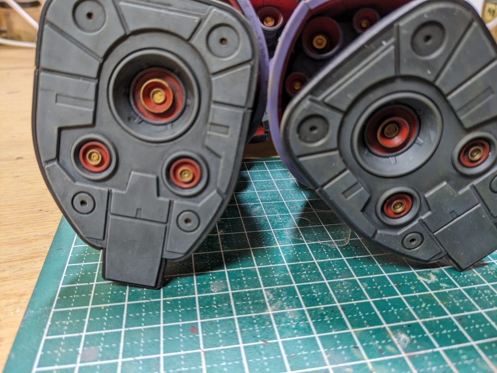 足裏のバーニア部分もMSGのバーニアを使ってディティールアップ後塗り分けをしました。