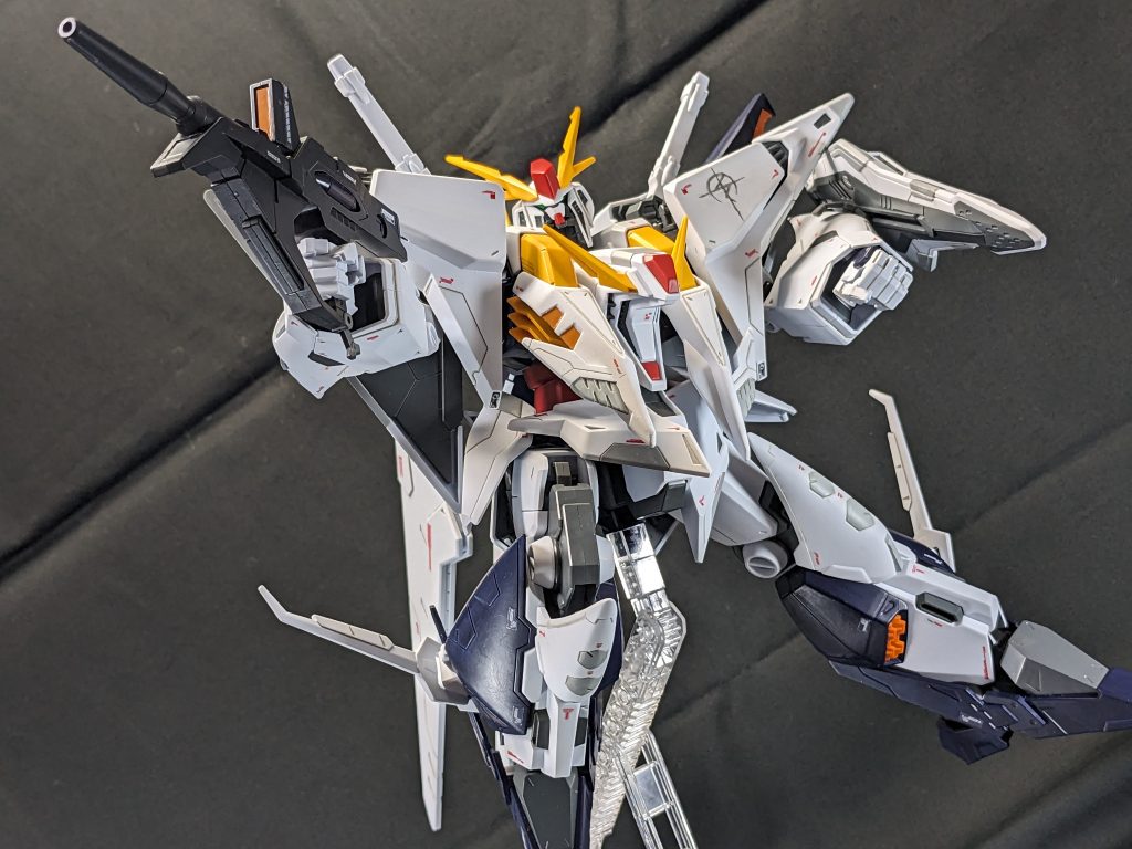 あまりポージングが決まらないタイプのガンダムですね。MAみたいなとこありますし。