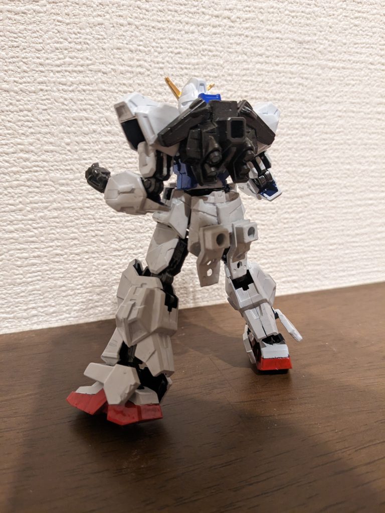 背中はこんな感じ。バックパックはマークIIのもののサイド部分を削除して横向きにして接着することで、コアランダーっぽくしてみました。リアスカートはＺのものに、Ｚの足首中身を接続してそれっぽくしました。