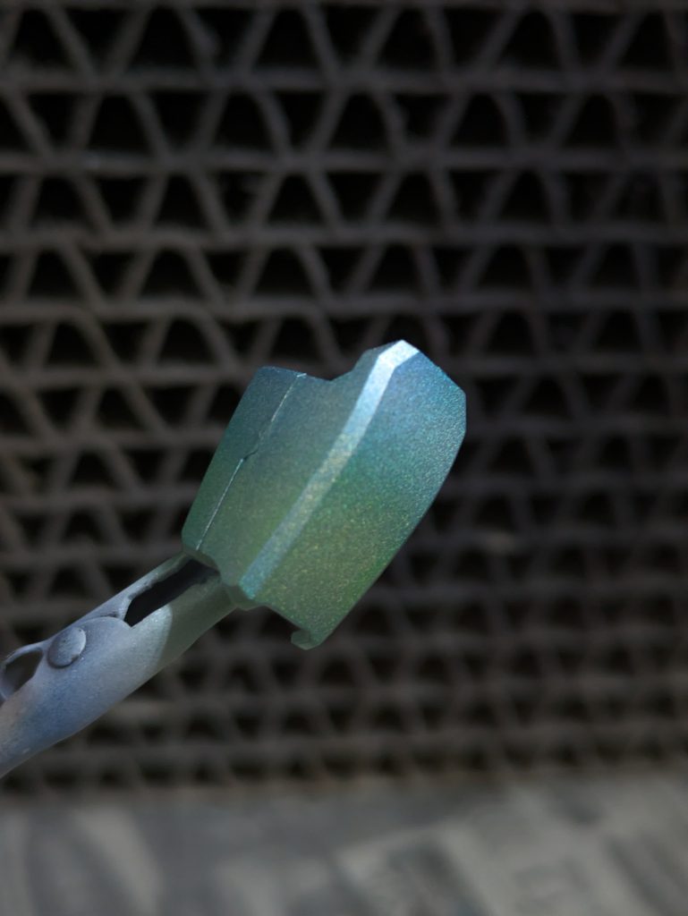 アップにするとよく分かってもらえるかと。