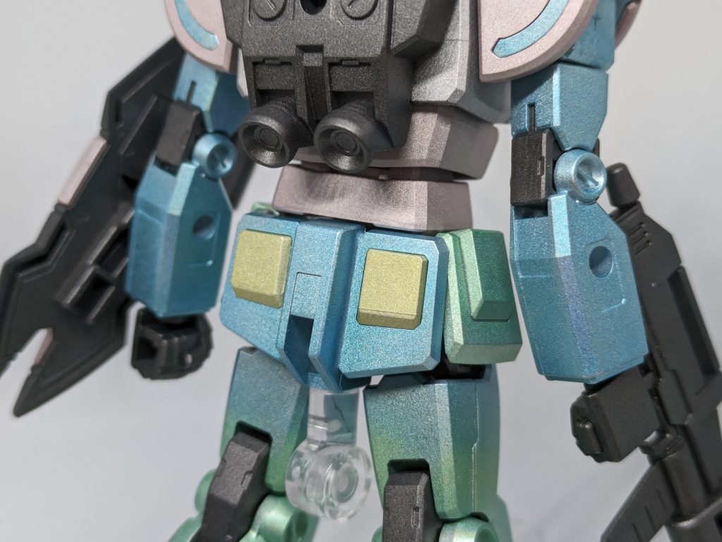 腰後ろと腕です。やはり影になる部分が多いとホロ感が小さく。