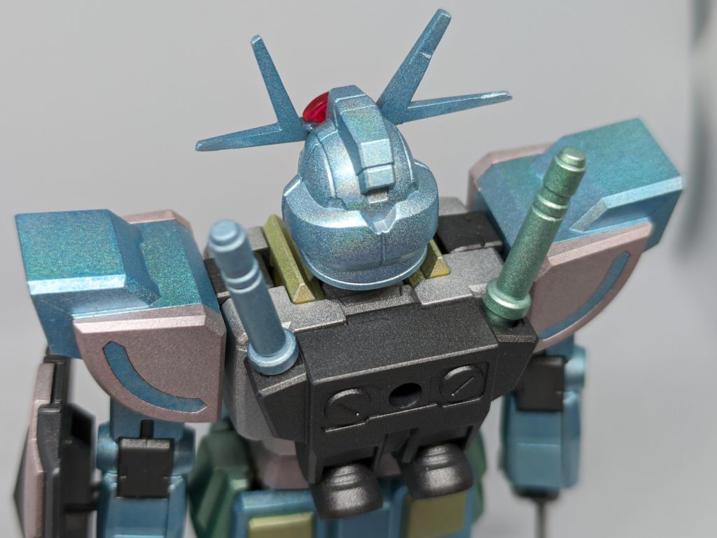 今回のメインであるホロブルーがよくわかるアングルです。せっかくなのでサーベルもブルーとグリーンの二色に。