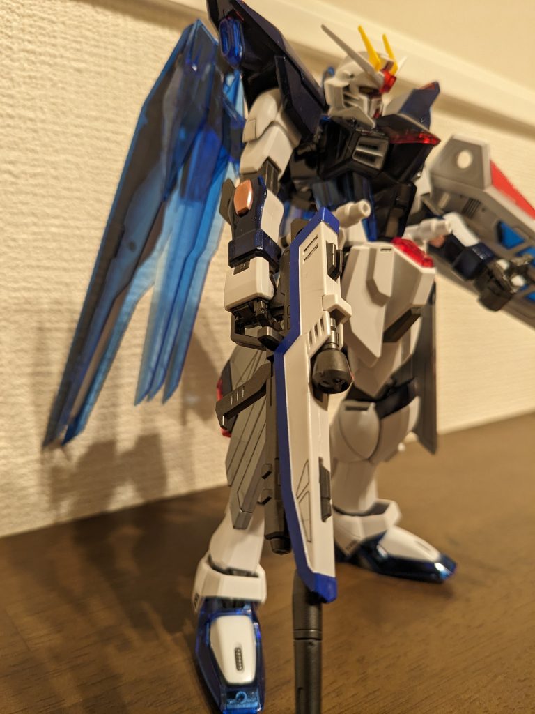 サイドショット。ライジングの腕は中央に赤いユニットが見られたので、シールド接続部分をマーカーのメタルレッドで塗装。それっぽくなったかと思います。ソリッドクリアにロイヤルブルーだと綺麗で違和感なくて良かったです。