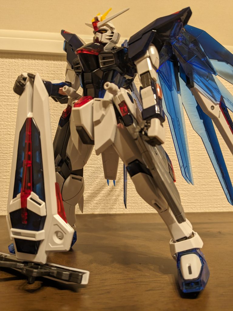 ラストに、映画のキービジュアルのポージングで締めです。超部分塗装ですが、それっぽくなったし、作って見てみると意外と青っぽいフリーダムもかっこいいなと思いました。ご覧いただきありがとうございました！