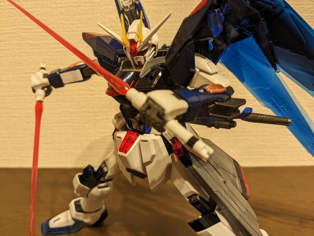 映画ＣＭラストシーンでのビームサーベル二刀流シーンをイメージ。真っ暗でよく見えませんでしたが、こんな感じなのかな〜てポージング。ver.1で握力が怪しいので、手のひらの中に仕込みを作り、ライフルもサーベルもある程度保持可能。