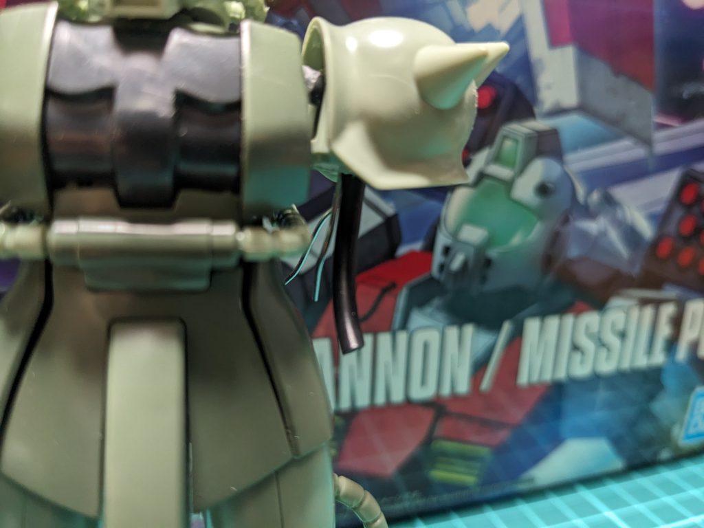 左腕は小学生の時に暗闇で落ちていて踏んだかなんかで折ってしまいました腕自体はどこにいったかわかりませんなのでどうせならと思い、少し改造？しましたジャンク線を切ったのと細い針金をくっつけましたもう少し針金足しても良かったかなと思っています