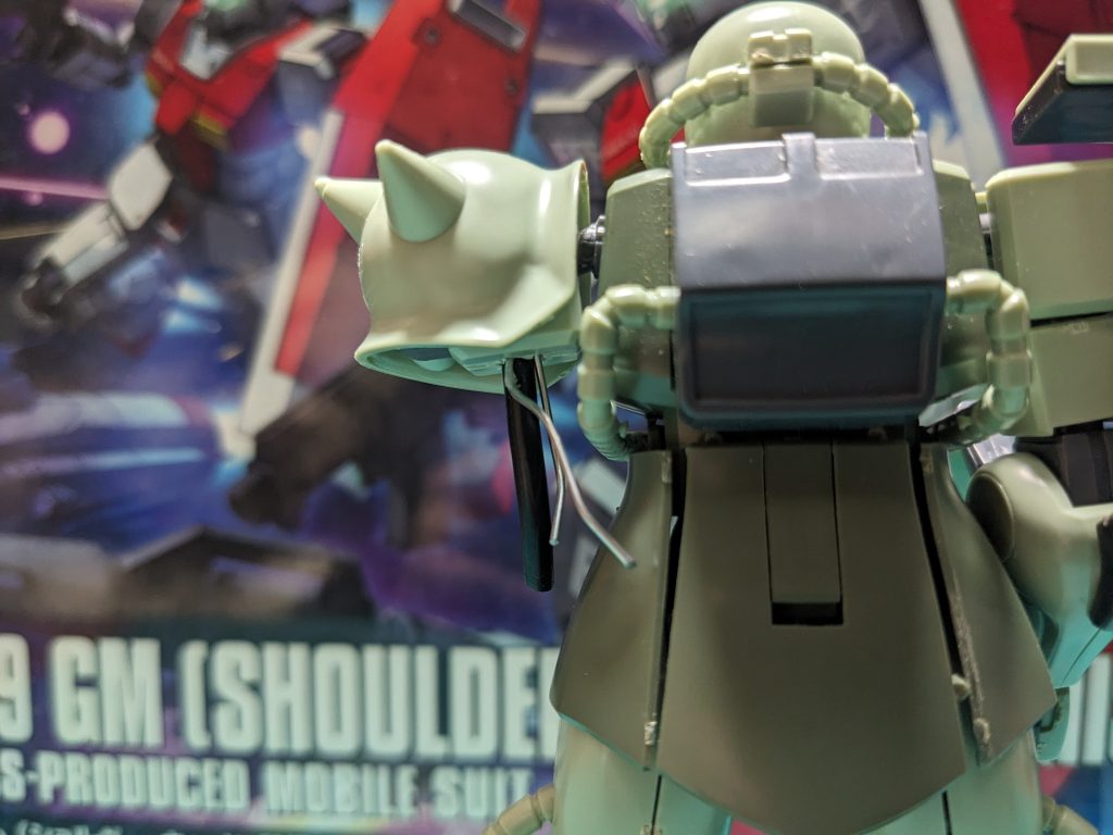 実は肩も折れていまして、接着剤でつけているのでほとんど動かせません