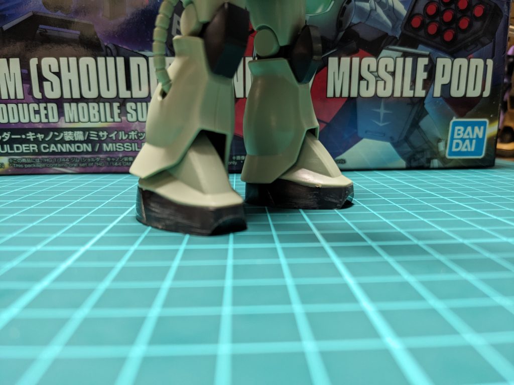 ランナー処理がほとんどできていなかったので百均のメッシュヤスリで磨いてみた所、すごい傷がついてしまい、どうせならと足のみ全体的に軽くヤスリにかけて小傷をつけました低木とかかき分けて進んでいた感が何となくできたので良しとしときます