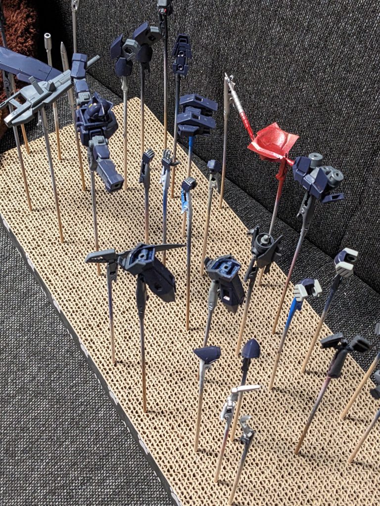 武器と一部装甲を追加。本体は、一部のカラー変更を除いて成形色を活かし、艶消しトップコートのみ吹いてます。