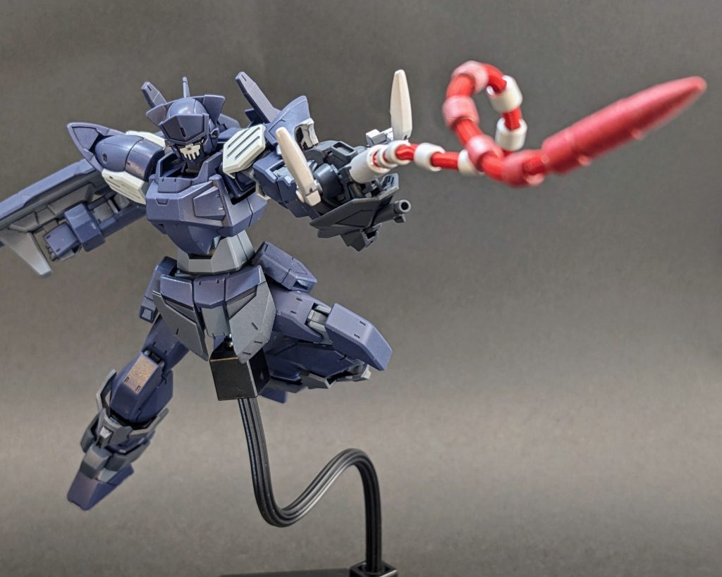 ■機体装備「スネークランス」はランス形態とヒートロッド形態の切り替えが可能なマルチウェポンである。不規則な太刀筋で相手に攻撃を読ませない奇想武器であり、扱うにはそれ相応の技量が必要となる。