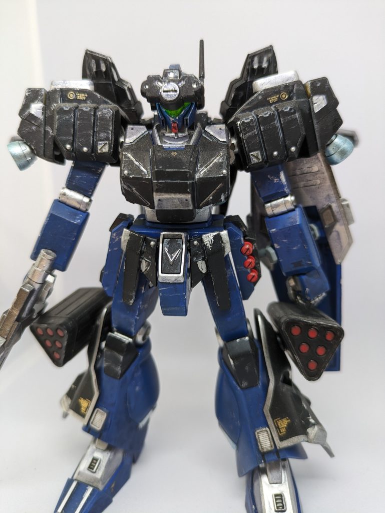 装甲部分を汚すことで高機動による離脱の傷を表現しました。