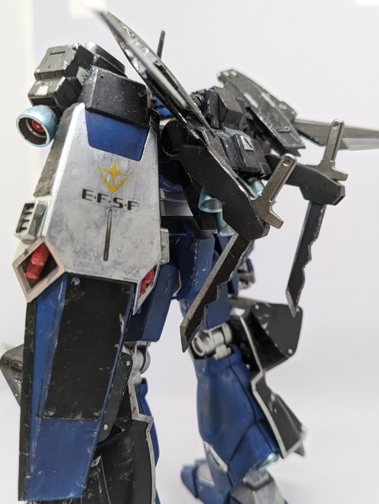 バックパック上部にあったナイフを下側に配置させました。 