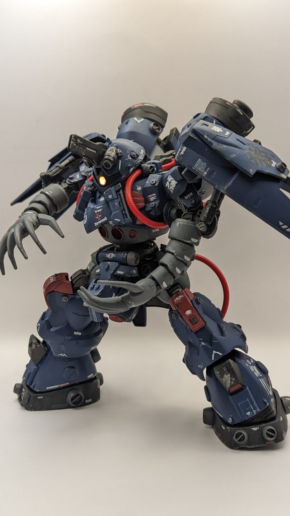 モノアイのビコーンや一部パーツにはガチャのνガンダム胸像のフレームパーツ等使用しています。腹のシリンダーと肩のダンパーが何気にお気に入りです。