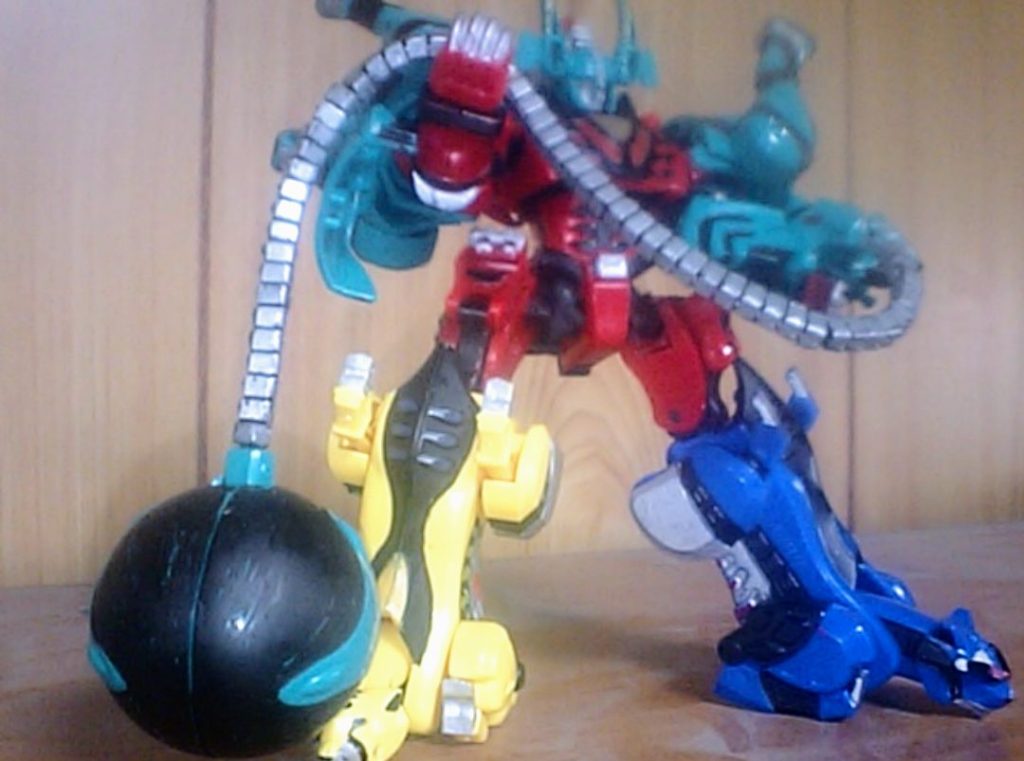 応用例その2。16年前に制作したミニプラ・ゲキエレファントージャ(獣拳戦隊ゲキレンジャー)です。キットのままだとエレハンマーボールの接続が直線的で短いので、2mmの自在ワイヤーの被膜を剥がし、結束バンドを55個通して自由に動く鼻を作っています。こんな風に引き出しが広がったのも山根くんのおかげ。