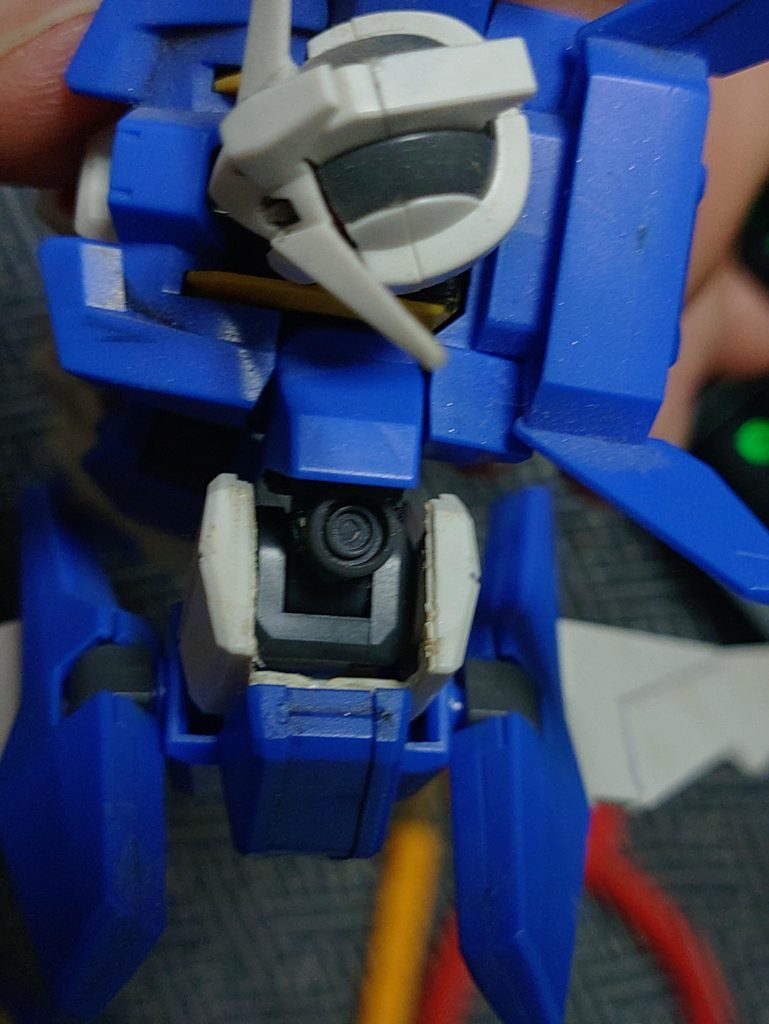 もう1つ必要な加工は、肩のビームバルカンについて。キットでは肩アーマーのジョイント穴とビームバルカンの砲口が兼用なので、変形する時は一度腕を外さなければなりません。そこで接続面をこのように切り落として肩関節を露出させます。その上で肝心のビームバルカンを新造。L字型の厚手のプラ板(私はアクションベースのジャンクから切り出しました)に穴を開けて腕の軸と肩関節の間に通し、そこに適当なジャンクパーツ(これは市販のバーニア)を接着して砲口をデッチアップ。変形する時には腕と一緒に回るようになっています。なお、ダブルバレット、アルティメス、マグナムにはビームバルカンがないのでこの工程は不要です。