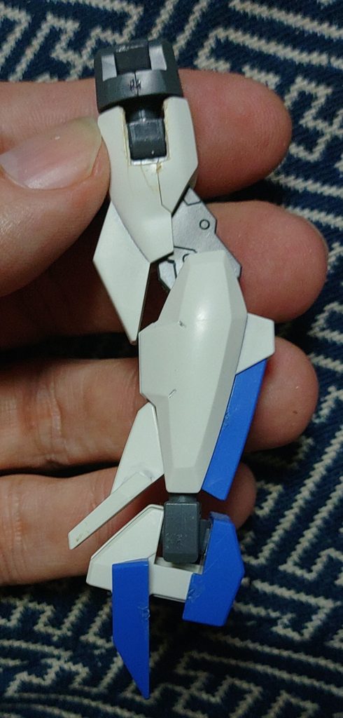 キットでは股関節をGストライダー専用のパーツに交換しますが私はこのように腿の内側を切り欠いています。これで完全変形の第一段階はクリア。但し正規の方法と違い、変形後の膝裏と手首の位置が合わなくなるので悪しからず。