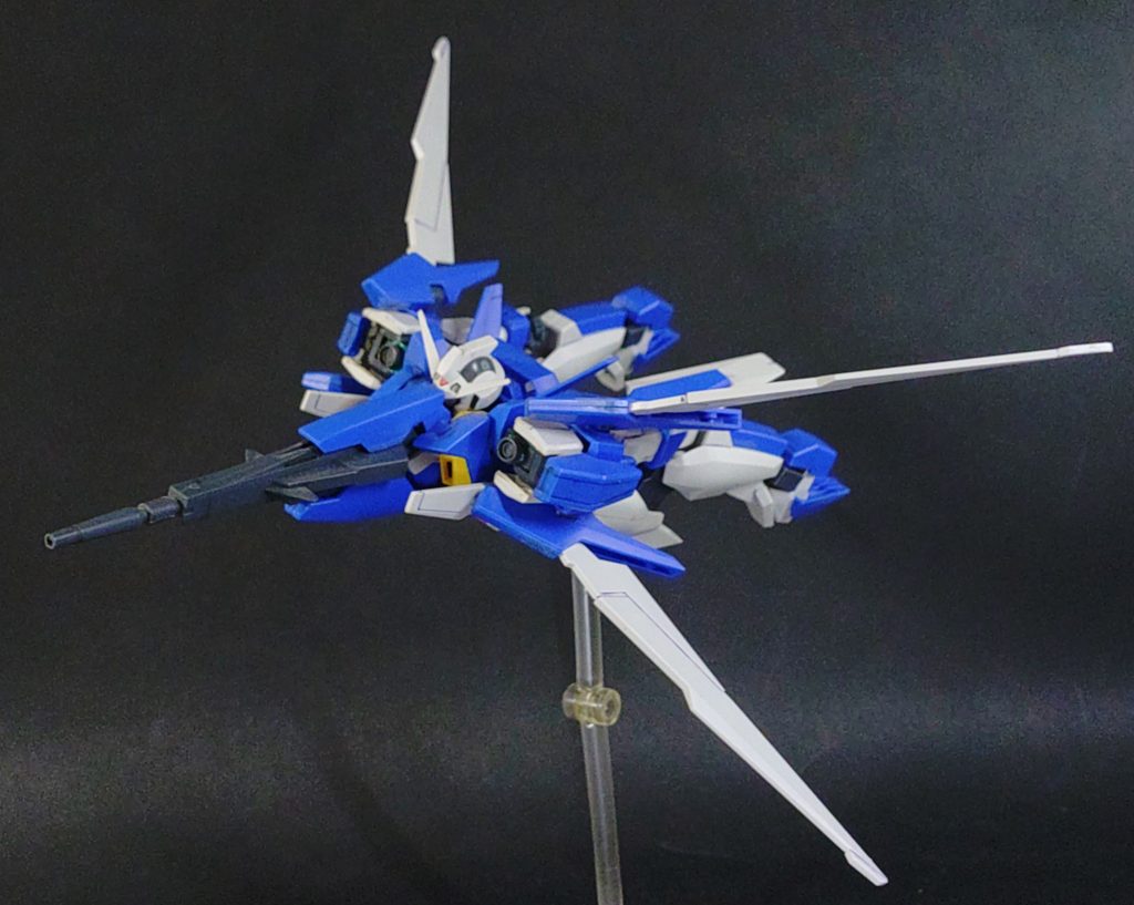 Gストライダー形態。改造によってパーツの収まりは少し悪くなり、カッチリと固定もできませんがそこはご愛嬌。手首リスト部の回転とハイパードッズライフルの銃尾の差し替えは見なかった事にしますf(^_^;)一応、ダブルバレット、アルティメス、ダークハウンド、マグナムにも同様の加工を施しています。