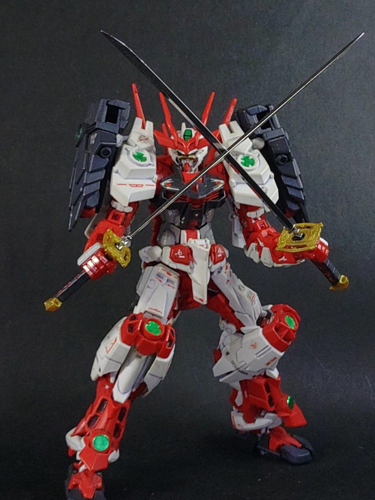 紛失していた武器持ち手が見つかったので久々にサムライソード二刀流。RGのガーベラストレートなのでちょっと大きいですね。気になる方は戦国のサムライソードを使いましょう。