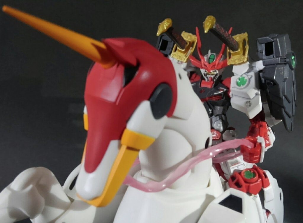 劇中のレース回同様、風雲再起にも乗れます。ただこの風雲再起はROBOT魂版なのでちょっと大きいですねf(^_^;)