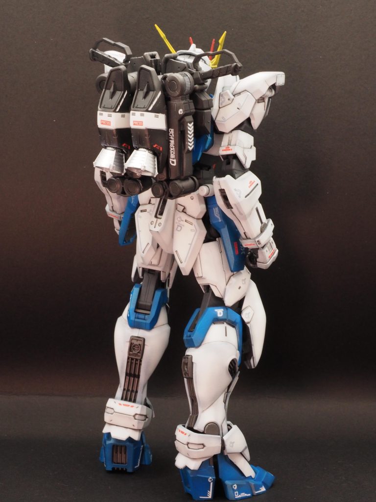 下地はメタリックブラックからのホワイトシルバーで、鉄塊の様な状態から立ち上げています。モビルスーツを塗装する過程を忠実に再現したかっただけなのですが、ぶっちゃけ黒立ち上げと何も変わらないので、結果的にはただの自己満足の世界です😅