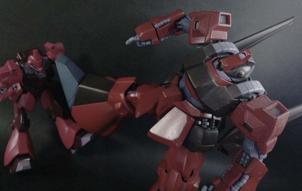 「うわーっ赤のリック=ディアス!?いつの間に色が変わったんだ夕陽に同化しているなんて!」造形名人・速水仁司氏のファンド製リック=ディアス。エアソフトガンを主砲とするサバイバルシミュレーション大会では、サバイバルゲーム未経験の小学生モデラー・神田正輝(笑)を相手に大人げな…もとい激戦を繰り広げました。(四郎は勝負を中断した上に偽名エントリーがバレた形になりますが)この時の速水氏のディアスは赤い塗装の上から石鹸を混ぜた絵の具で迷彩塗装を施していました。これなら水で簡単に落とせますね。戦車のウェザリングに使われるテクニックです。