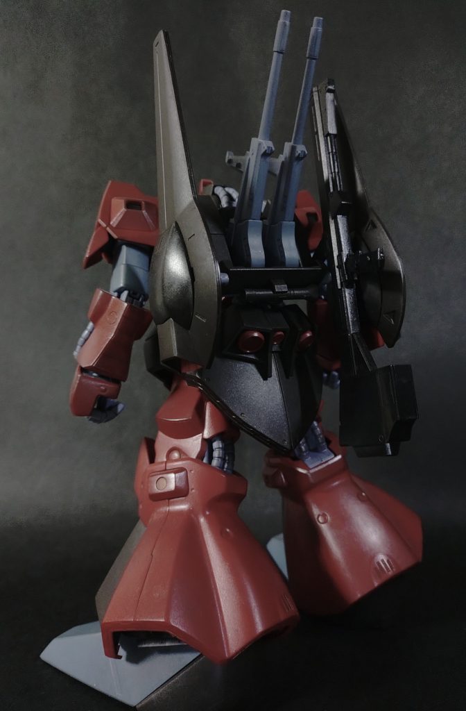 カメラ(スマホはTORQUE G06、ミラーレスはOLYMPUS OM-D E-M5 MARKII)だと実物よりかなり明るくなるので、写真は彩度を50%ほど落としています。赤とブラウンの装甲はあまりツルツルにせず、リック・ディアスの脚部装甲が鋳造による一体成型であるという設定をふまえて表面にザラついた感じをあえて残してあります。
