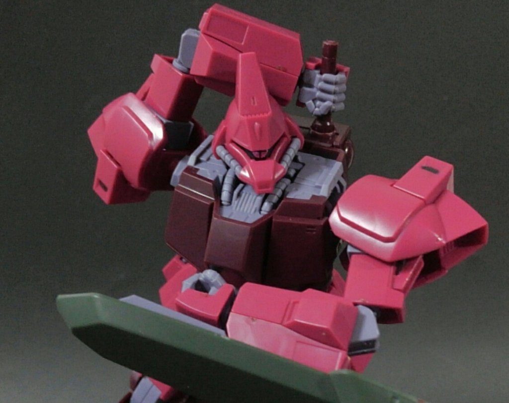 今回はやられ役な狂四郎のガルバルディβは当時最新の1/100…ではなく現行のHGUCです。こちらはパチ組み無塗装ですがただ一つ違う点は…TV版設定の通り、バックパックからビームサーベルを抜刀できるように改造してあります。(ジェリドはバックパックから飛び出してきたサーベルを掴み、四郎も背中からサーベルを抜いています。)真鍮パイプのスペシャルビームサーベルではありませんがf(^_^;)