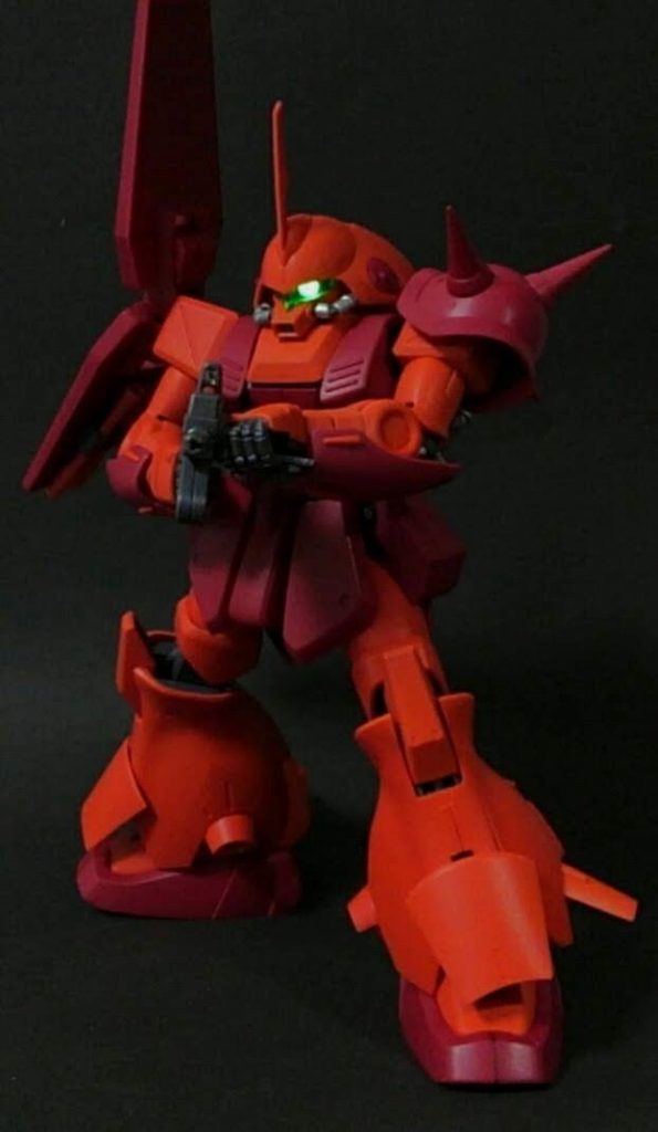 (マラサイさんって、戦争をする人だったのか…!)マラサイさんの正体は…かつて「戦場の紅い光輝」と呼ばれ、その勇名を轟かせた伝説の傭兵。SD村にやってきたシサーク曲芸団の面々も、かつては世界中を暴れ回っていた凄腕の猛者でしたが、闘神と呼ぶに相応しいマラサイさんの強さを目の当たりにして、自信を失い銃を手放した程です。(当人達の言葉を借りれば、砂利道を雑巾がけする虚しさを教えられたとのこと)そんなマラサイさんがなぜ武器を棄てて傭兵稼業から退き、SD村で隠遁生活を送るようになったのか。それは誰にも、分からないのです…