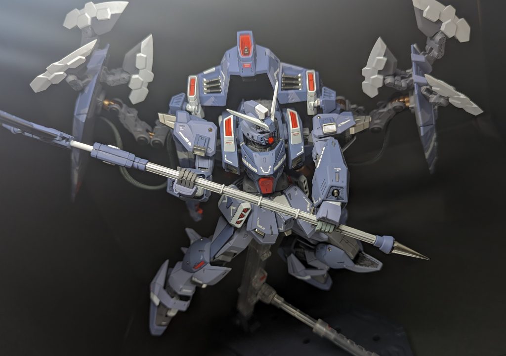 鎌を振りかぶって。重くてポーズを取らせるのが大変です。