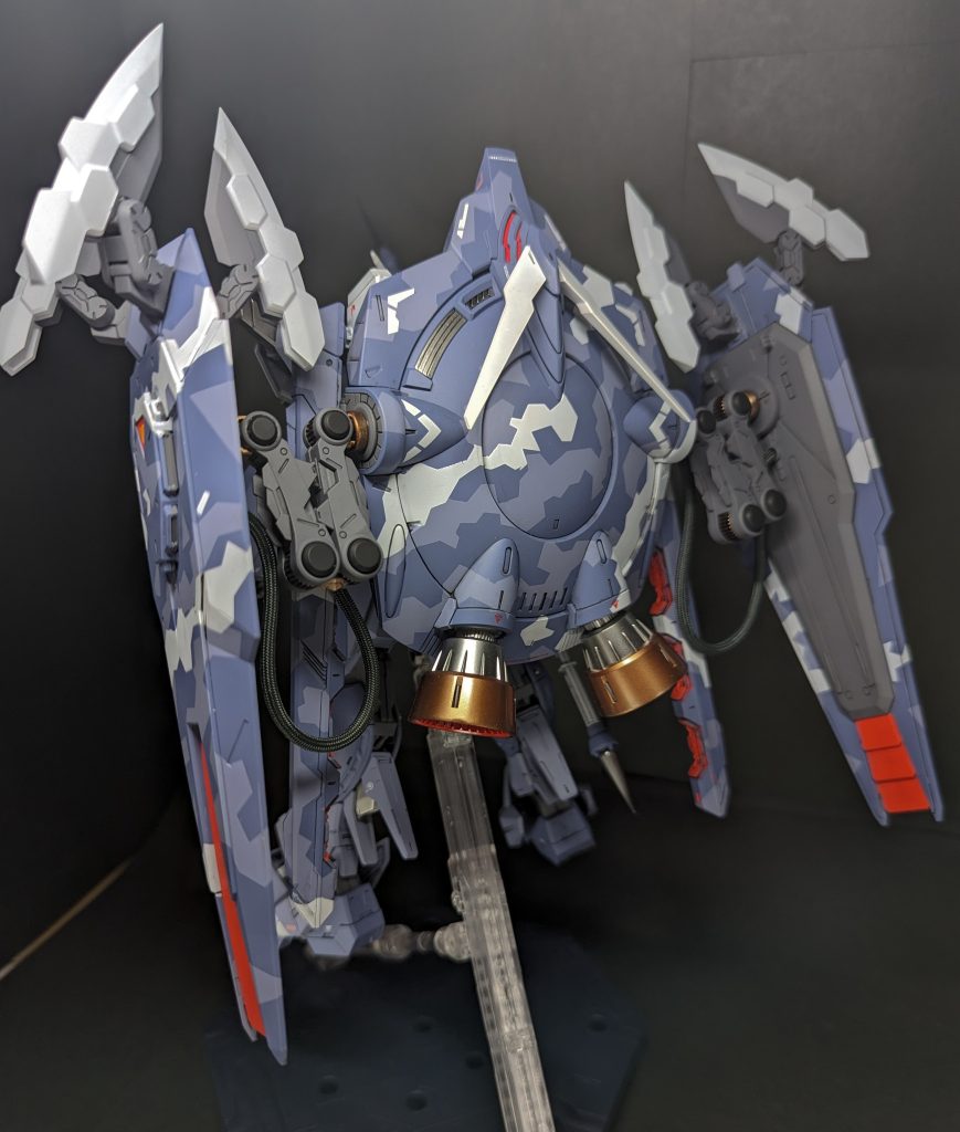 後ろ。O.M.N.I(オムニ???)のマークを貼りたかったのですが、劇場版ブームなのかちょっと前まで山程売られてたSEED系デカールがどこにもなく断念……