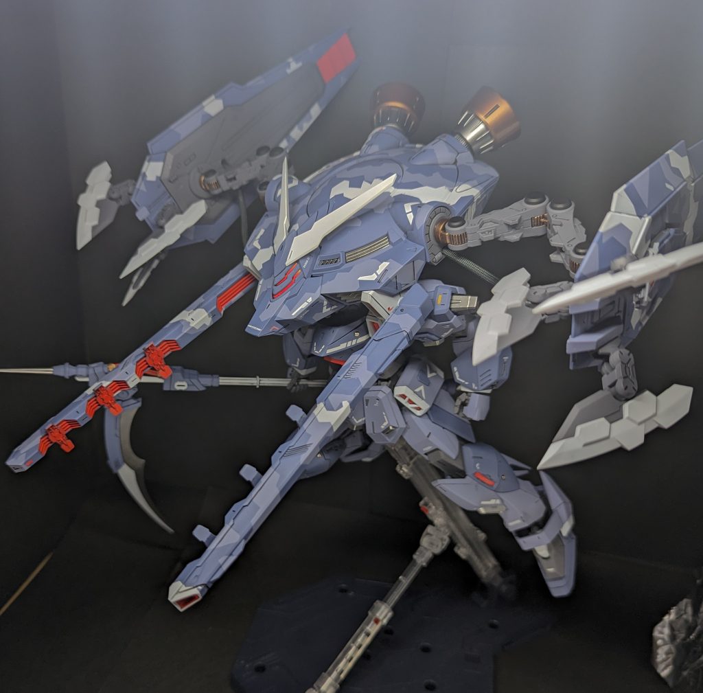 強襲形態。トップヘビーで非常にアンバランス…グラグラです。盾の爪部分はアロンアルファでポン付け。