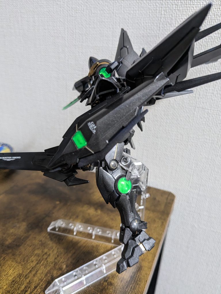 側面エクシアの脚のデザインってヨーロッパの甲冑感があって好きです。