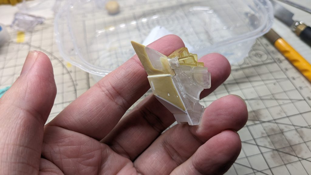 パテ盛りして、ヤスリで２時間以上削って整形。水研ぎしたので指先がだいぶふやけてます…