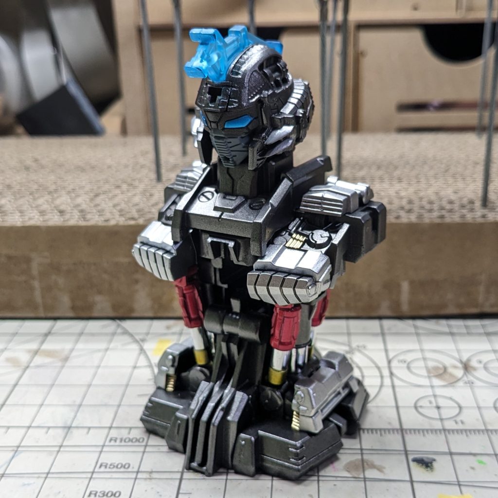 内部メカはシルバーや赤鉄色で仕上げ