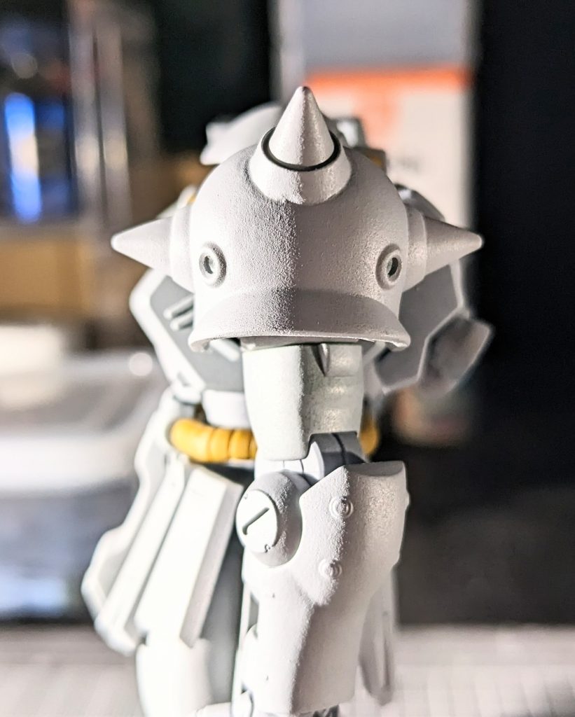 スパイクアーマーは接着面で3mm程度拡張、合わせて真ん中のスパイクは作り直しました。肘はフレームのウケを削って1mm弱短くしています。