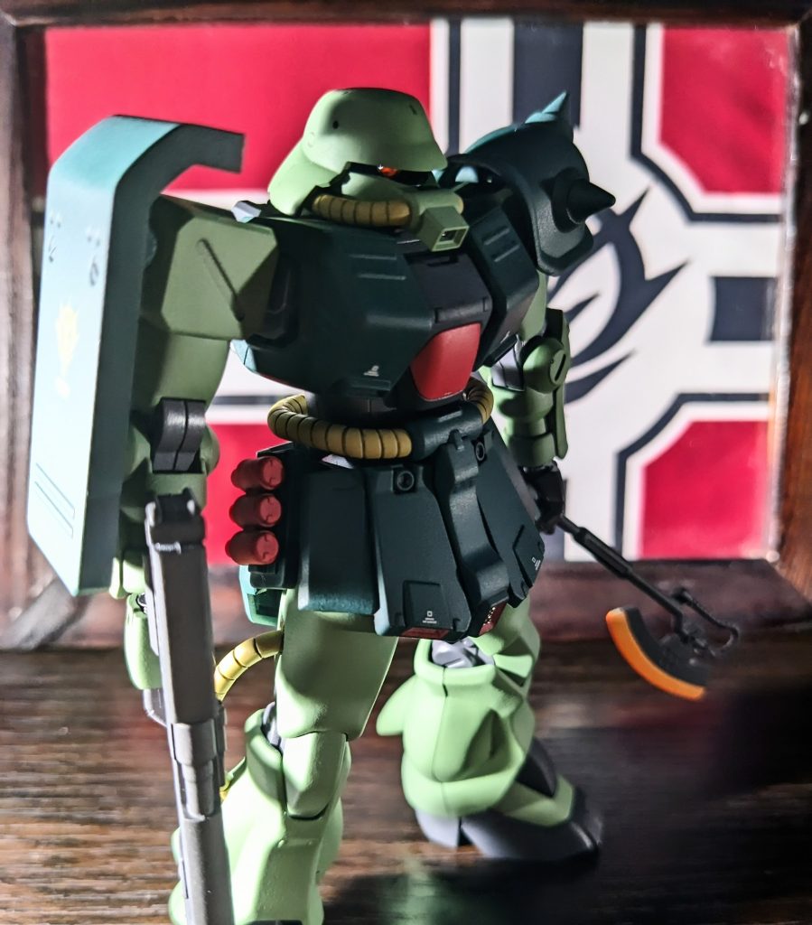 今回も、モノアイは左右に振れる様にしました。