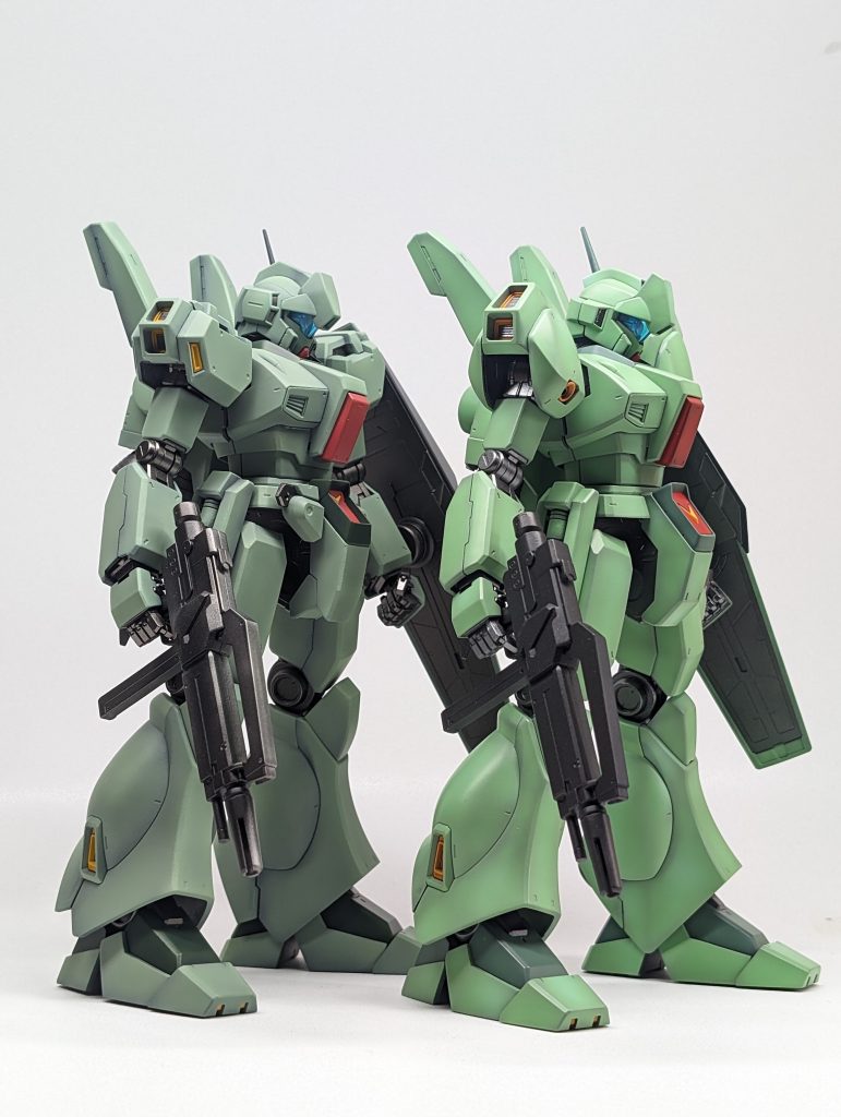 前回の逆襲のシャアバージョンと。ジェガンはエッジを濃い目に。ジェガンD型はエッジを薄い目にしてみました。違った雰囲気が出て満足です😁https://mitsuwaho-mu.com/mg-jegantype-d/ブログも更新してるんでお時間あれば寄り道してって下さい。