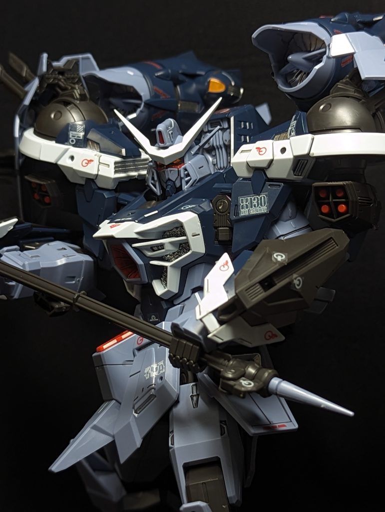 エールカラミティは空戦仕様で、武装には空戦用複合兵装『アドラー』を装備、ライフル、ジャベリン、ウォーハンマーモードが有ります。