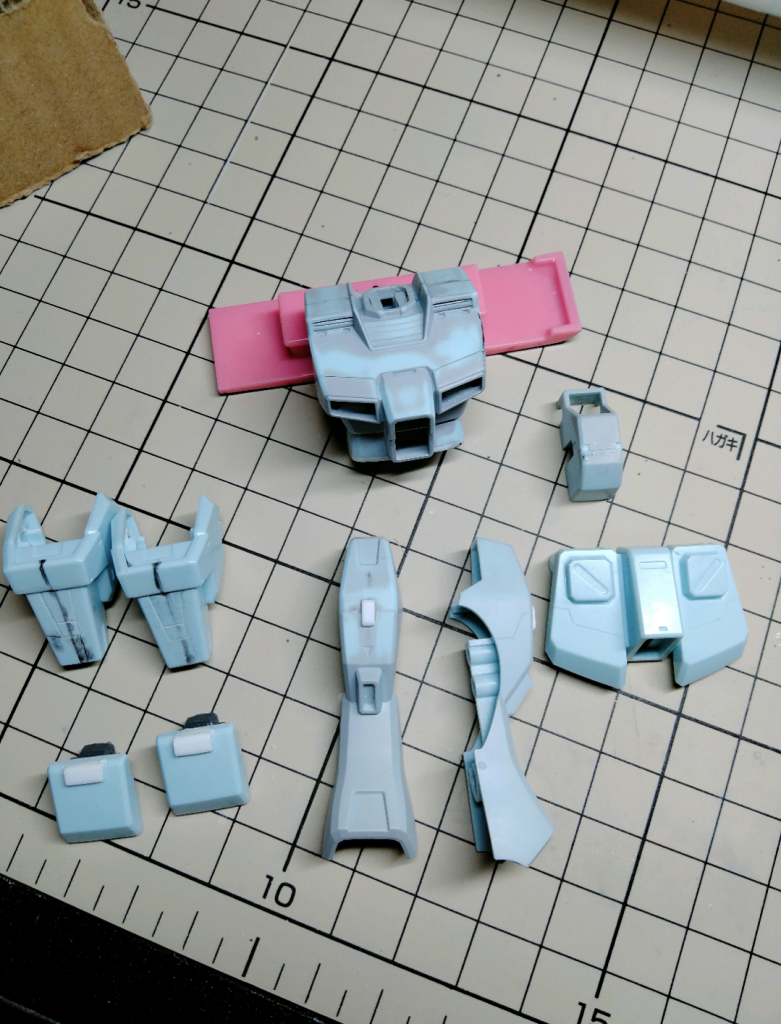 スジ彫りは完全初めてで、工具を揃えて真っ直ぐ引けるようにプラ板に何度も線を引きました（汗） 