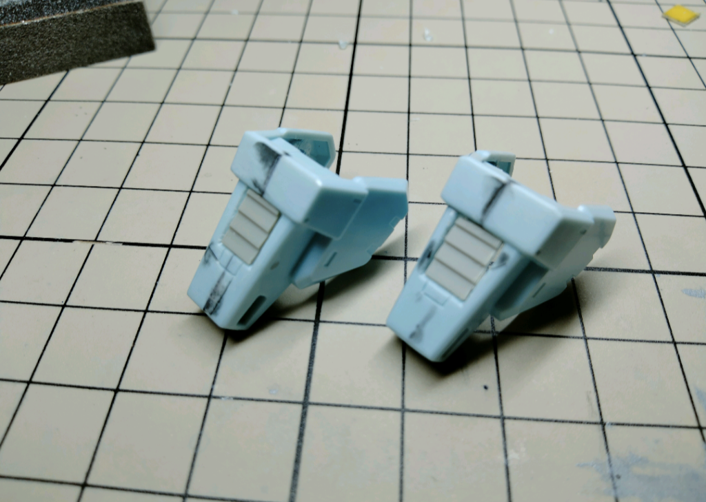 肩に排気ダクト的なものをつけたらカッコいいかなっと、くり抜いて段差モールドのプラ板をはめ込んでみました。