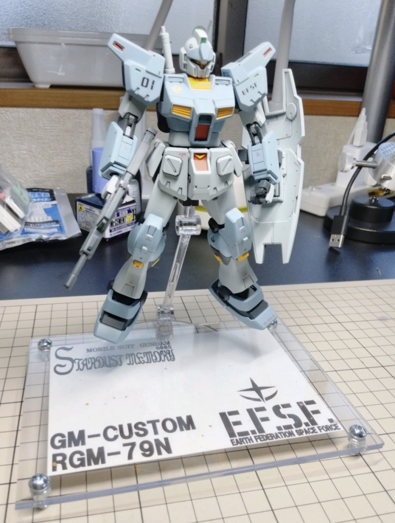 台座はとてもシンプルラメ入りの和紙にイラストレーターでそれらしく文字を配置したモノを印刷しただけです。フレームは100均の写真立てに、丁度いいサイズのネジを脚にしています。